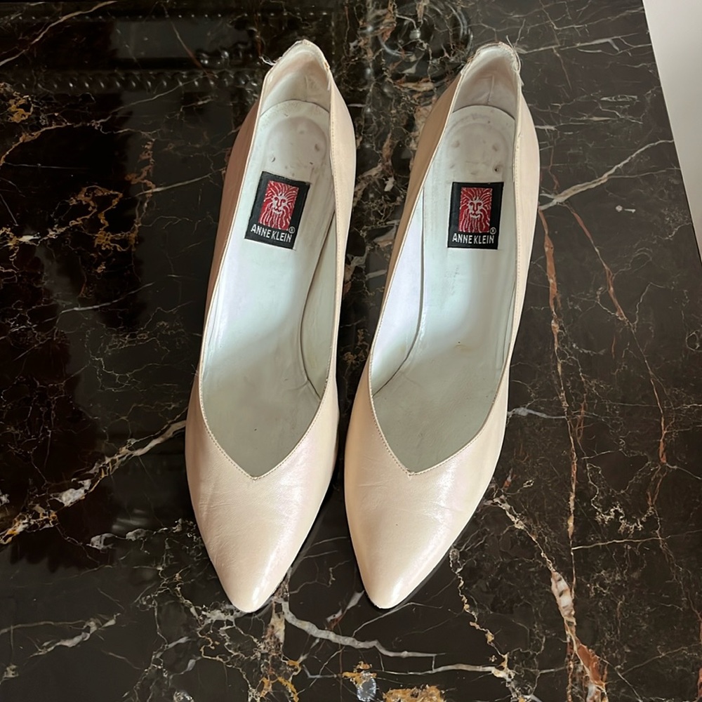 Anne Klein Cream, 9M, 3-1/2 snakeskin heels, all leather, made in Italy